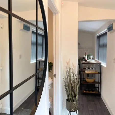 Cute+Cozy Guesthouse For 2 +Secure Offroad Parking Wolverhampton Exterior photo