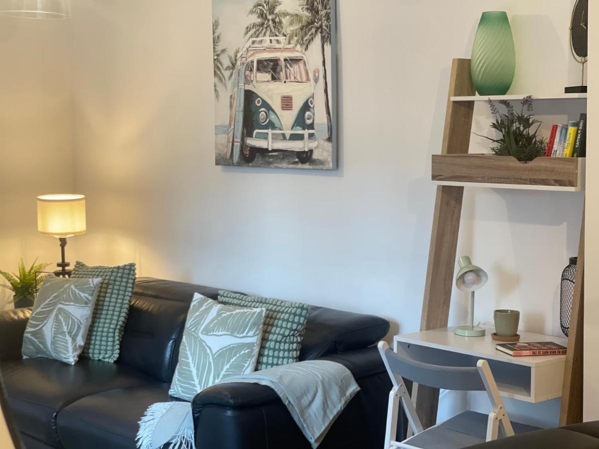 Cute+cozy For 2 +secure Offroad Parking * Wolverhampton