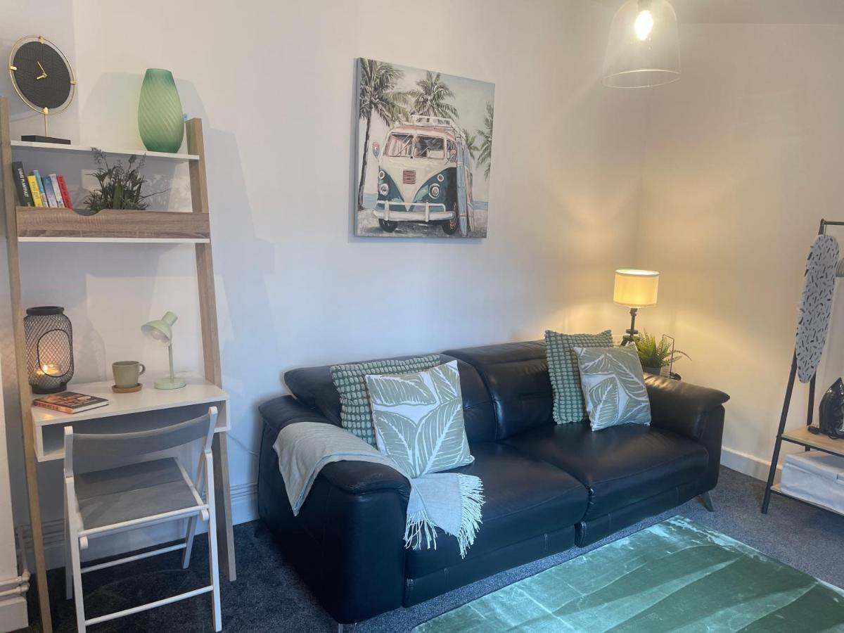 Apartment Cute+cozy For 2 +secure Offroad Parking