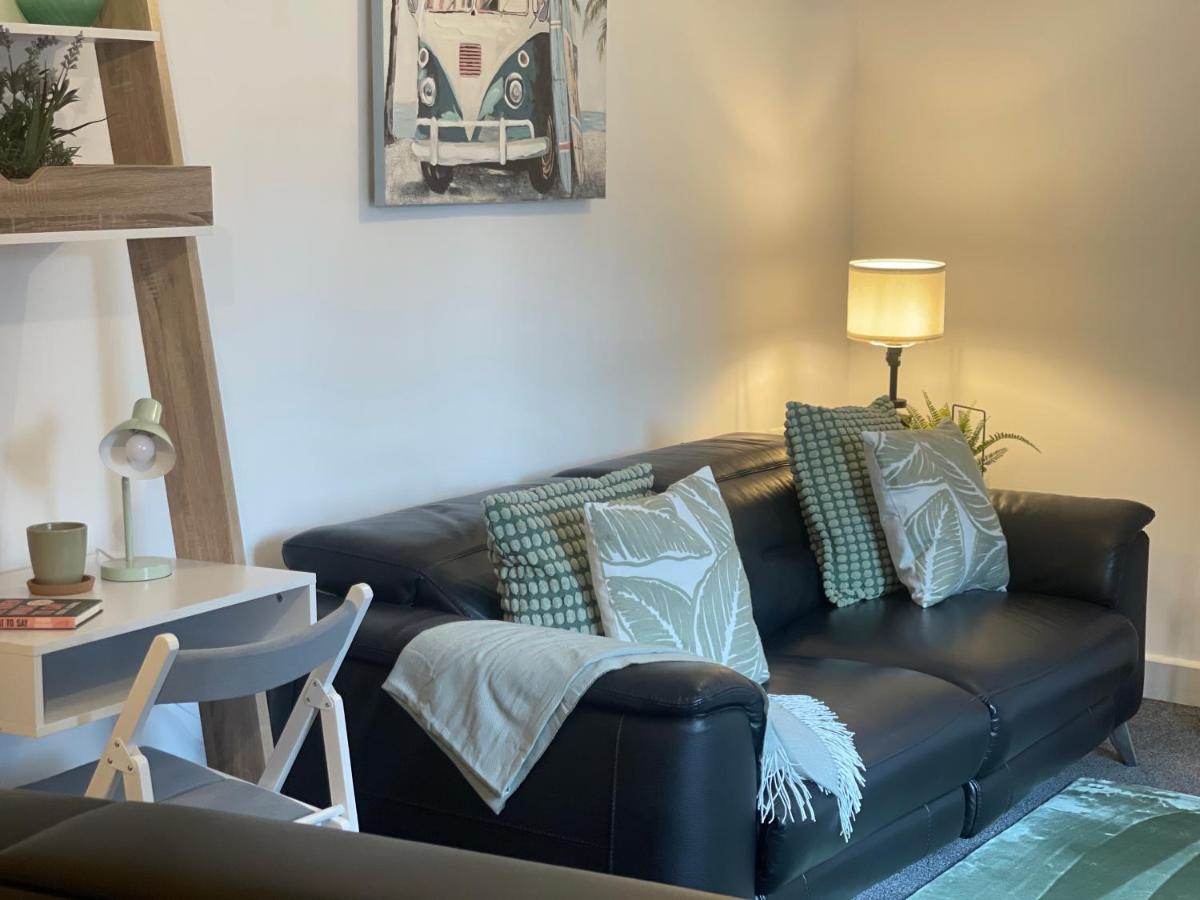 Apartment Cute+cozy For 2 +secure Offroad Parking *