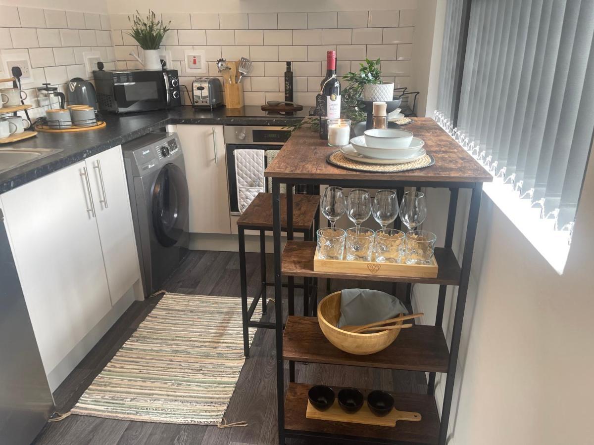 Apartment Cute+cozy For 2 +secure Offroad Parking *