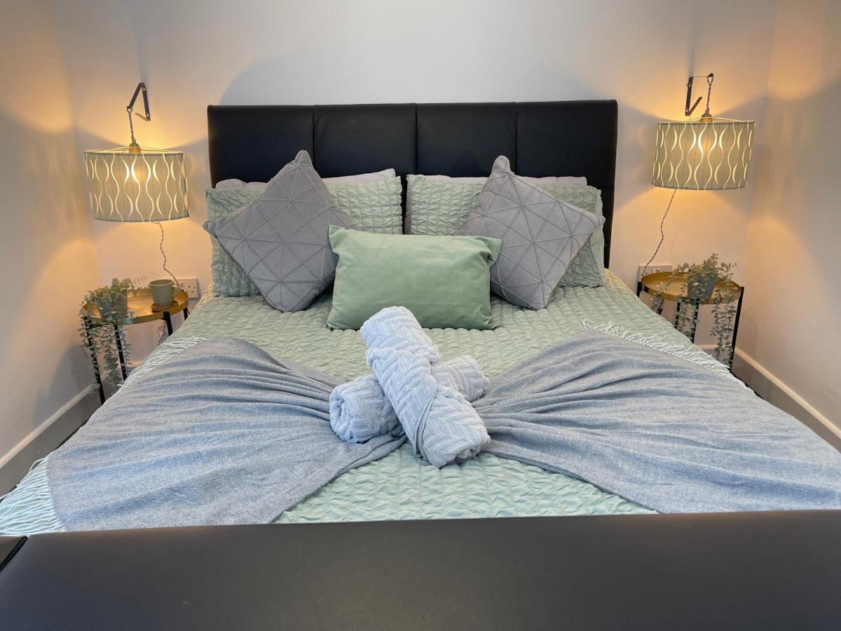 Cute+cozy For 2 +secure Offroad Parking Wolverhampton